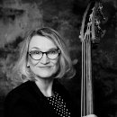 Claudia am Kontrabass
